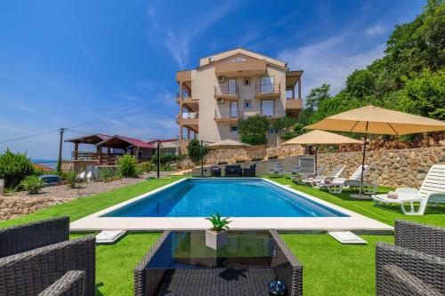 Bazén v ubytování Apartments in Dramalj 39257 nebo v jeho okolí