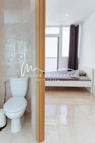 Katil atau katil-katil dalam bilik di Few steps from the beach hostel in Los Cristianos