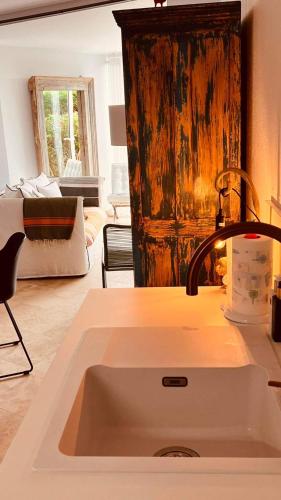 une cuisine avec un évier et un salon dans l'établissement Plage / Beach / Marines de Gassin / Saint-Tropez, à Gassin