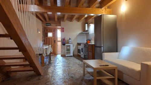 a living room with a couch and a kitchen at El Zaguan in Sotillo de la Adrada