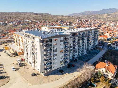 una vista aérea de un edificio en una ciudad en Oskar Apartments 2, en Kočani