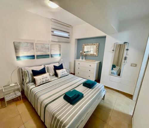 - une chambre dotée d'un grand lit avec deux sacs dans l'établissement Casamare Lido di Noto, à Noto Marina