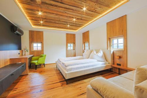 una grande camera con un letto e un divano di Chalet Sgarz a Kitzeck im Sausal
