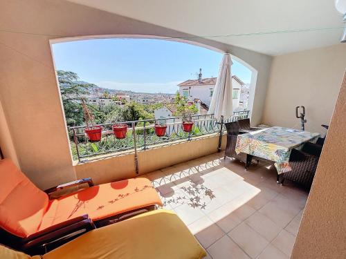 un salon avec un canapé et une grande fenêtre dans l'établissement 2 bedroom with pool 2 bathrooms 339, à Cannes