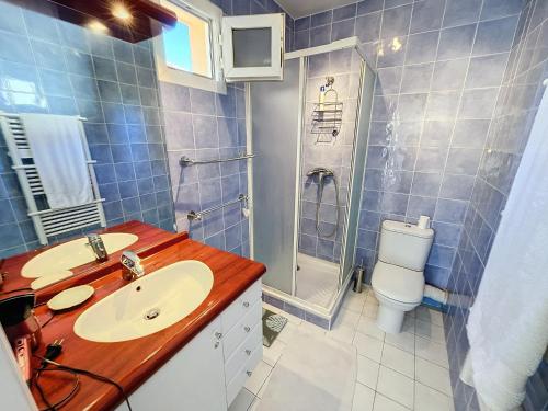 une salle de bain avec un lavabo, une douche et des toilettes dans l'établissement 2 bedroom with pool 2 bathrooms 339, à Cannes