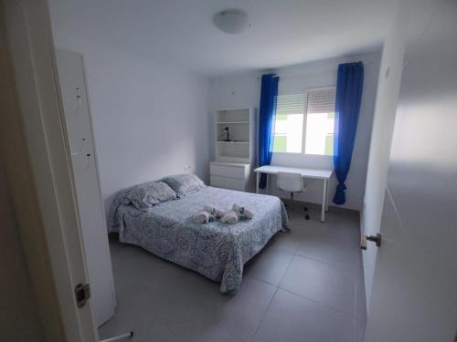 A bed or beds in a room at Apto. Escolano, Playa de la Cachucha. WiFi, A/C