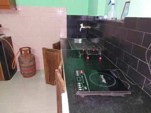 Una cocina o zona de cocina en Oliver's Goa Guesthouse