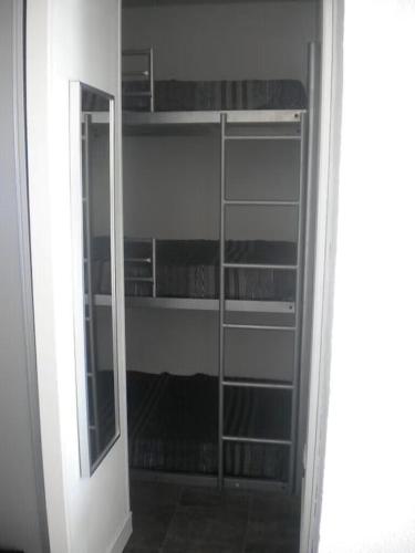 une pièce avec un placard en verre avec des étagères dans l'établissement Albret 3 Soustons-plage Vieux Boucau, à Soustons