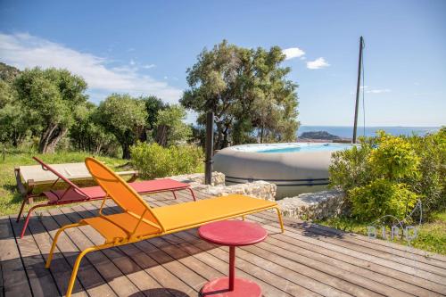 une terrasse avec une table et des chaises ainsi qu'une piscine dans l'établissement Villa Bonnard in Nice Sea and city View & Pool, à Nice