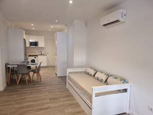 a living room with a bed and a dining room at Piso céntrico a estrenar in Vilanova i la Geltrú