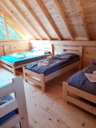 Postel nebo postele na pokoji v ubytování Cottages Kriva Breza