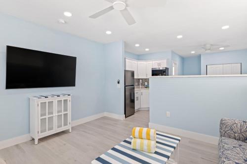 Televiisor ja/või meelelahutuskeskus majutusasutuses Creole Garden Cottage at Palmview Inn of Sanibel with Bikes