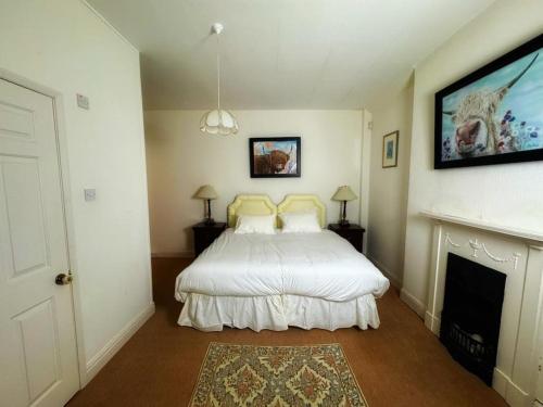 Postel nebo postele na pokoji v ubytování 4 Bedroom Cottage New 2024