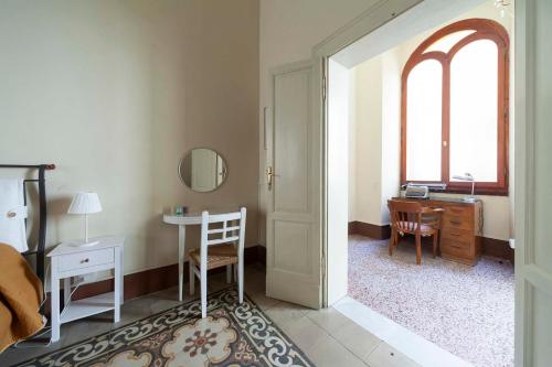 Un dormitorio con una cama, un escritorio y una mesa. en B&B del Corso, en Ascoli Piceno