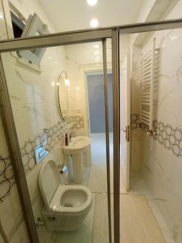 Ванная комната в Sweet Hotel In Historical Area