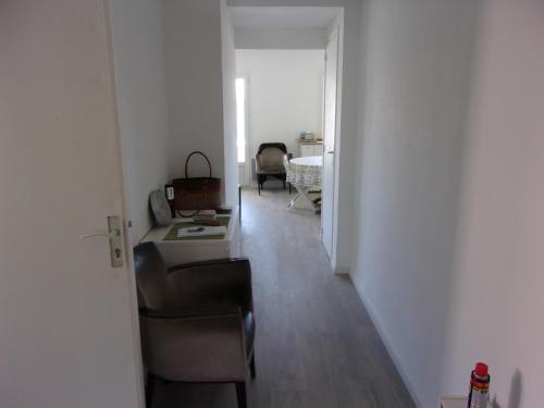 - un couloir avec un bureau et des chaises dans la chambre dans l'établissement Confort et lumière, à Sanary-sur-Mer