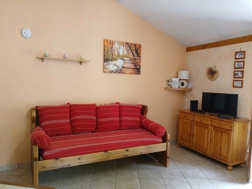 Una televisión o centro de entretenimiento en Gîte du Pressoir