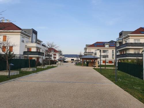 une rue vide dans une ville avec des bâtiments dans l'établissement Appartement Cormeilles, à Cormeilles-en-Parisis