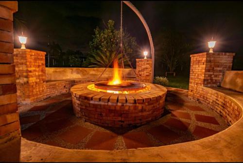 a fire pit in a backyard at night at Finca Hotel El Ocaso in Quimbaya