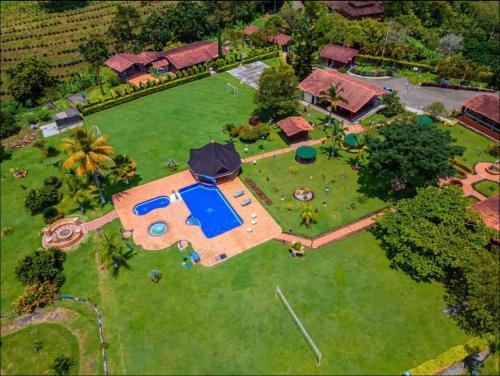 an aerial view of a house with a large yard at Finca Hotel El Ocaso in Quimbaya