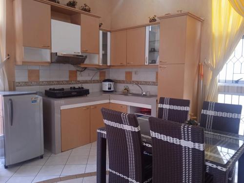 Η κουζίνα ή μικρή κουζίνα στο villa puncak HVPB LUXURY CLASS