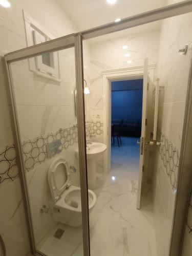 Ванная комната в Sweet Hotel In Historical Area
