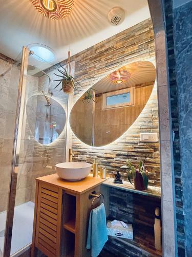 une salle de bain avec un lavabo et un miroir dans l'établissement Appart Lumineux avec Jardin et Jacuzzi - Chambre Parentale - Full AC - Proche - CDG - Stade de France - Parc des Expositions, au Blanc-Mesnil