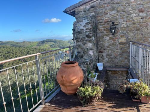 a large vase sitting on the side of a balcony at Castello di Francocci Spoleto in Marzolini