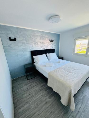 a bedroom with a large white bed in a room at Rooms and Apartments Zara in Sukošan