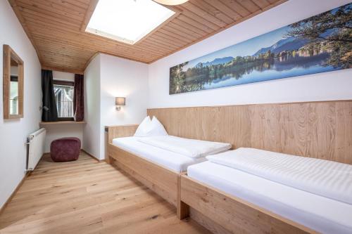 A bed or beds in a room at Hinterburghof