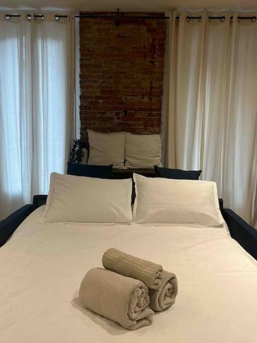 - un grand lit blanc avec 2 serviettes dans l'établissement T2 ,AC,Private, Terrace, central, à Toulouse