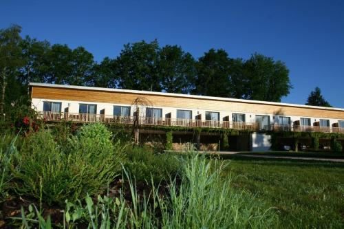 Κήπος έξω από το Logis Hotel du Lac