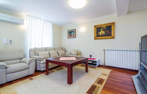 Televiisor ja/või meelelahutuskeskus majutusasutuses Awesome Home In Pobri