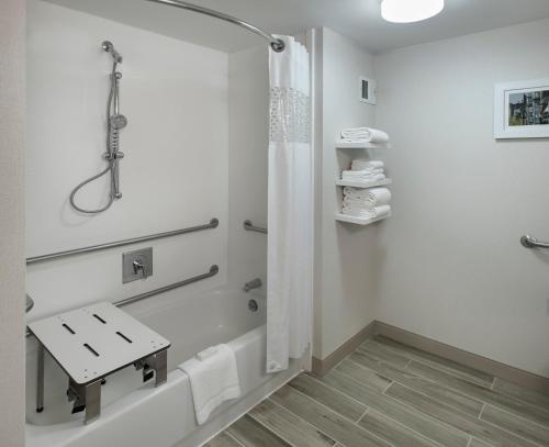 Ένα μπάνιο στο Hampton Inn Boston Logan Airport
