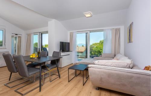 un salon avec une table et un canapé dans l'établissement Nice Apartment In Malinska With Wifi, à Malinska