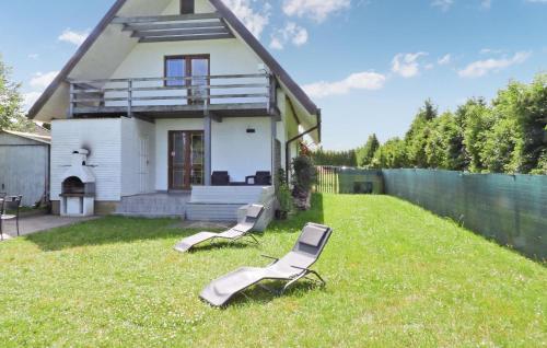 Jardín al aire libre en Cozy Home In Podamirowo With Lake View