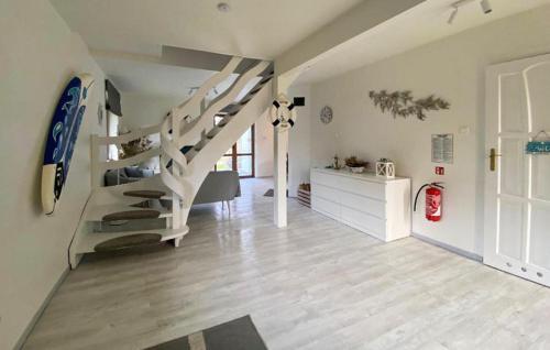 pasillo con escalera y sala de estar en Cozy Home In Podamirowo With Lake View, en Podamirowo