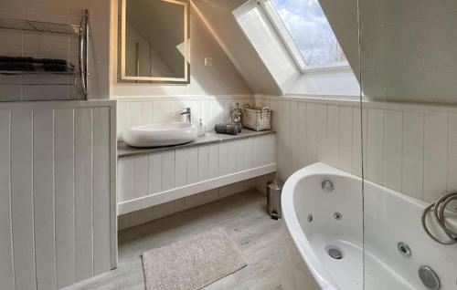 Un baño de Cozy Home In Podamirowo With Lake View