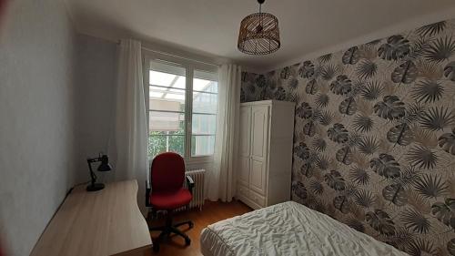 une chambre avec un lit, une chaise et une fenêtre dans l'établissement Douceur Vendéenne, à La Roche-sur-Yon