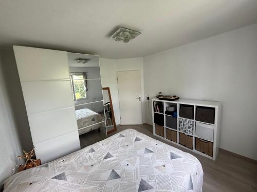 une chambre avec un grand lit dans une pièce dans l'établissement Appartement au calme à 10min des plages - avec Rez de Jardin et Terrasse, à Bénesse-Maremne