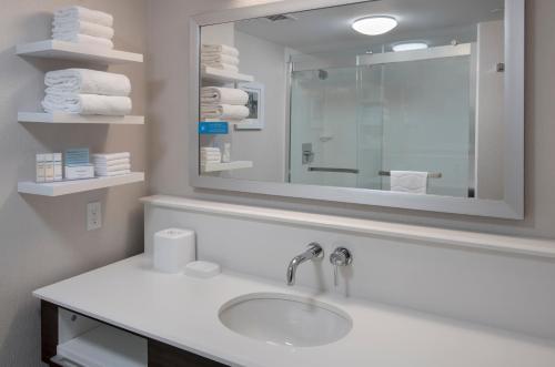 Ένα μπάνιο στο Hampton Inn Boston Logan Airport