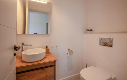 Ένα μπάνιο στο 4 Bedroom Awesome Home In Son Macia