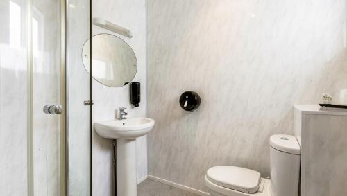 Ένα μπάνιο στο Magnuson Hotel Sandy Lodge Newquay