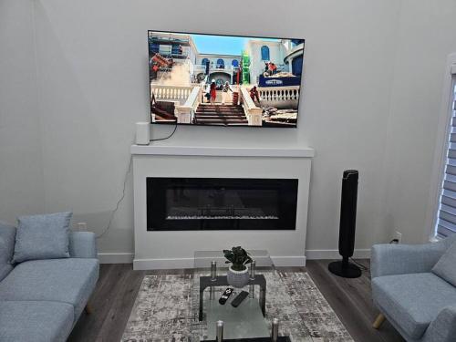 Μια τηλεόραση ή/και κέντρο ψυχαγωγίας στο Sleek Home in Trendy Community at SW, Edmonton