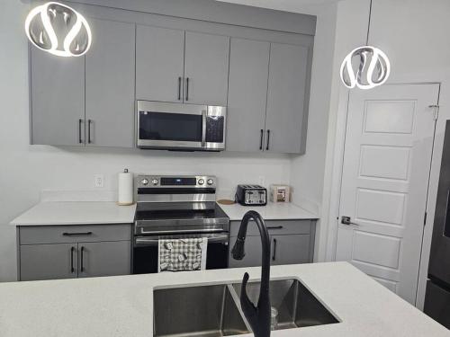Η κουζίνα ή μικρή κουζίνα στο Sleek Home in Trendy Community at SW, Edmonton