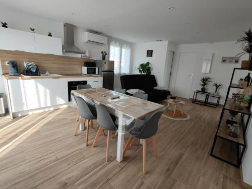 Η κουζίνα ή μικρή κουζίνα στο Appartement spacieux 3 chambres SAINT PIERRE LA MER