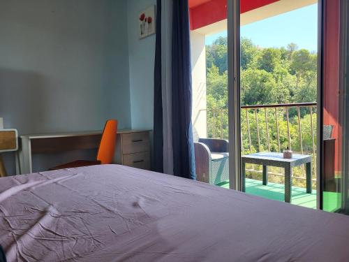 une chambre avec un lit et une vue sur un balcon dans l'établissement Private Room-2 in HANNANA Apartment- 2 min walk To Tram 12 min to Nice train station 15 min to Massena Place, à Nice