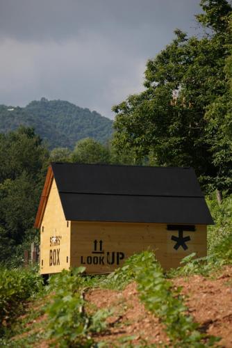 a barn with the words look up written on it at StarsBox a Casa Colēt in Frabosa Sottana