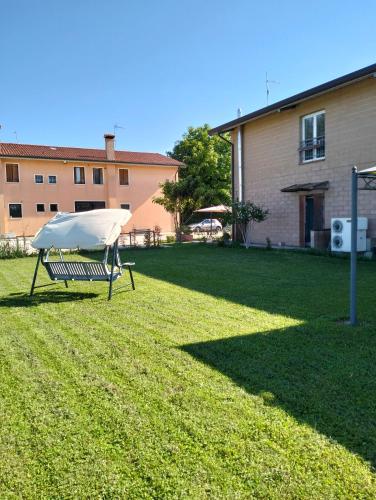 a picnic table in a yard next to a building at Agriturismo Campi Di Grano in Roncade