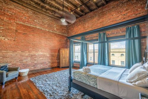 Ruang duduk di Brick Loft Penthouse on Main